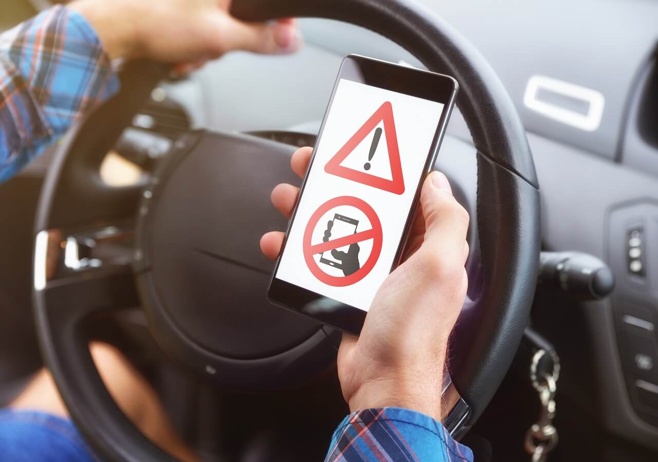 Los peligros ocultos de conducir distraído: lo que necesita saber