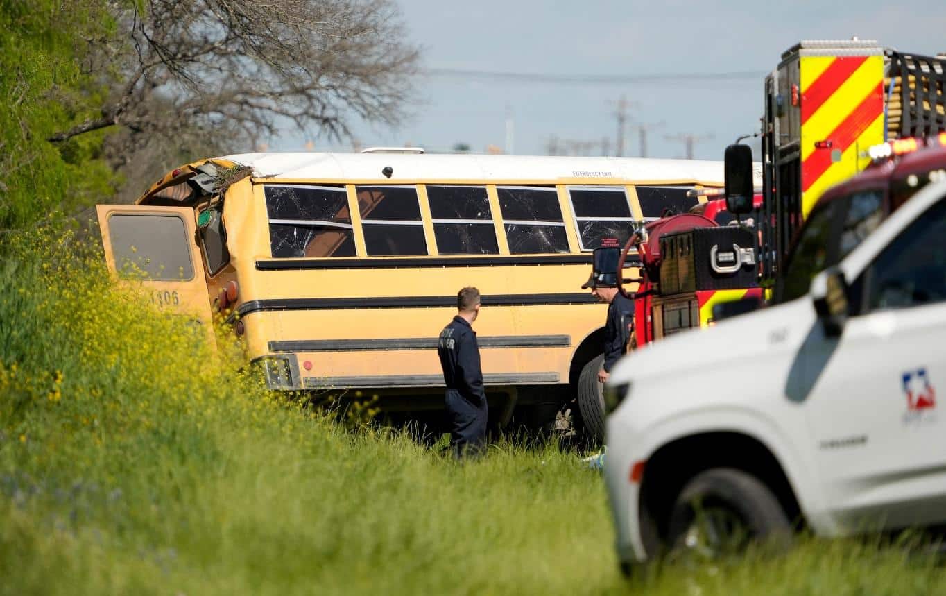 Las autoridades observan un autobús escolar que transportaba a estudiantes de prekínder de la escuela primaria Tom Green cuando se estrelló en Austin